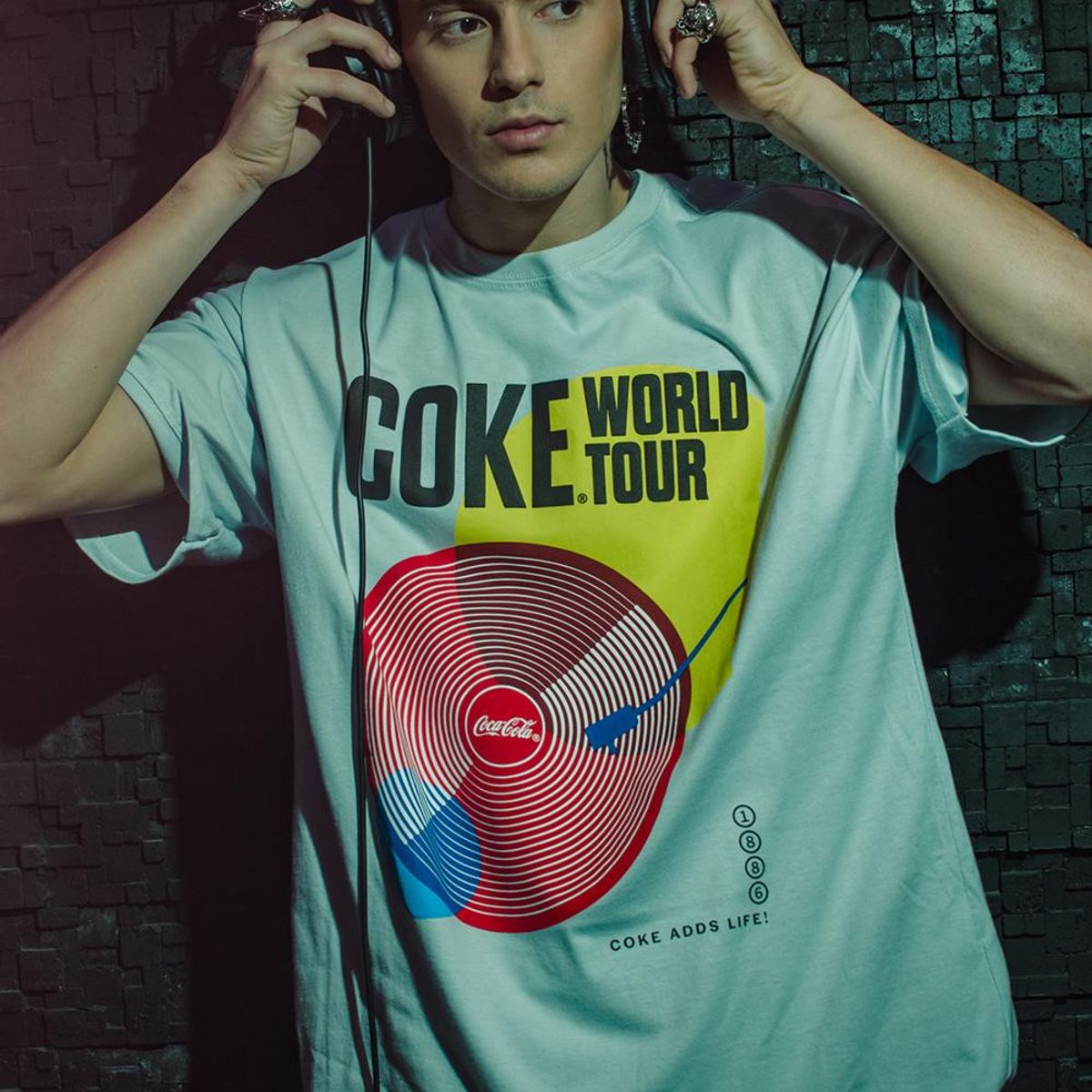 KOAJ - KOAJ Camiseta manga corta con estampado en frente de Coca-Co Hombre