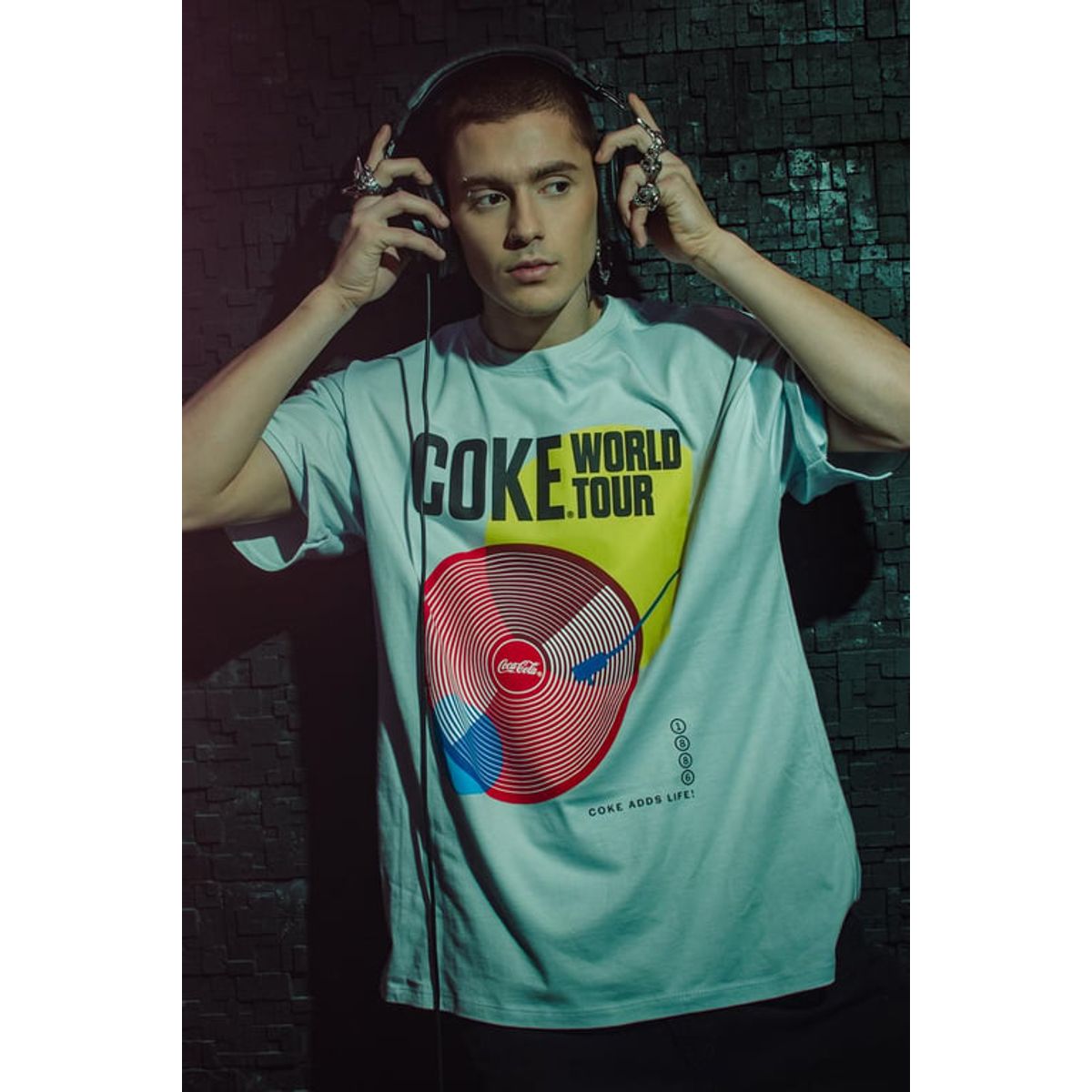 KOAJ - KOAJ Camiseta manga corta con estampado en frente de Coca-Co Hombre