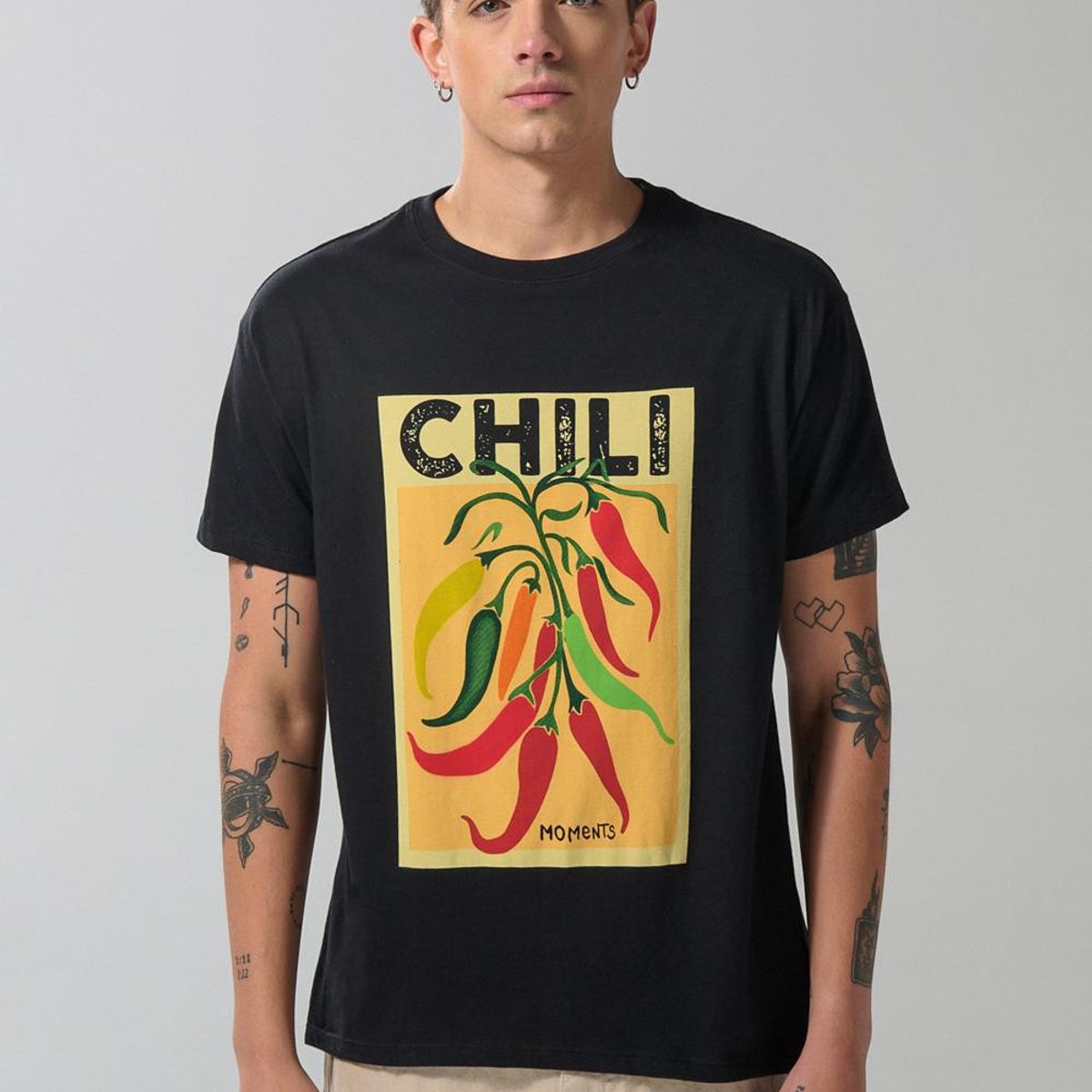 KOAJ - KOAJ Camiseta cuello redondo negra con diseño de comida Hombre