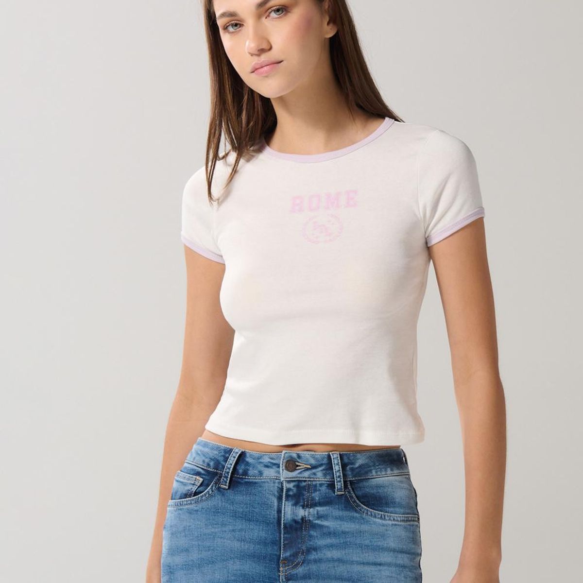 KOAJ - KOAJ Camiseta crema college manga corta con contrastes lila Mujer