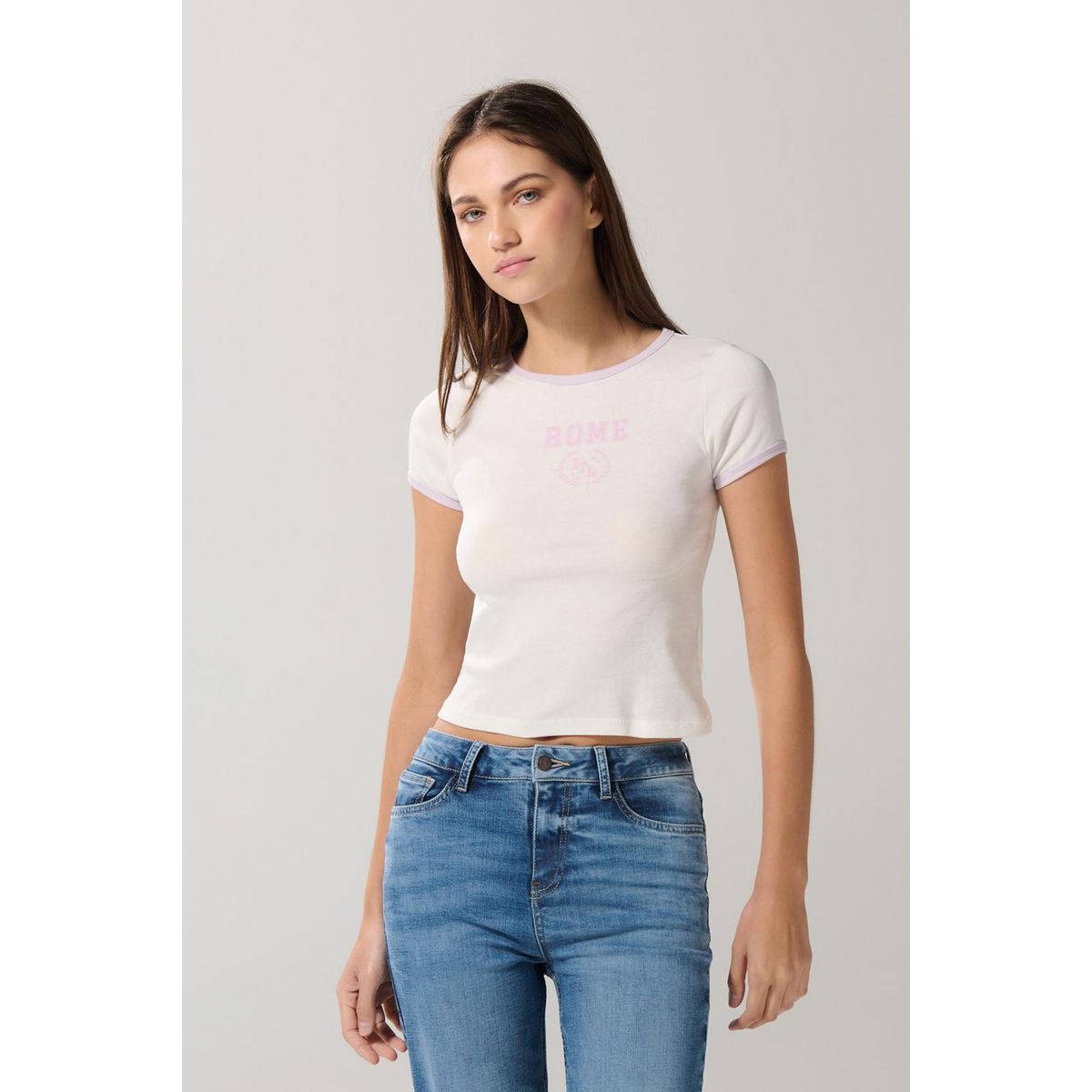 KOAJ - KOAJ Camiseta crema college manga corta con contrastes lila Mujer