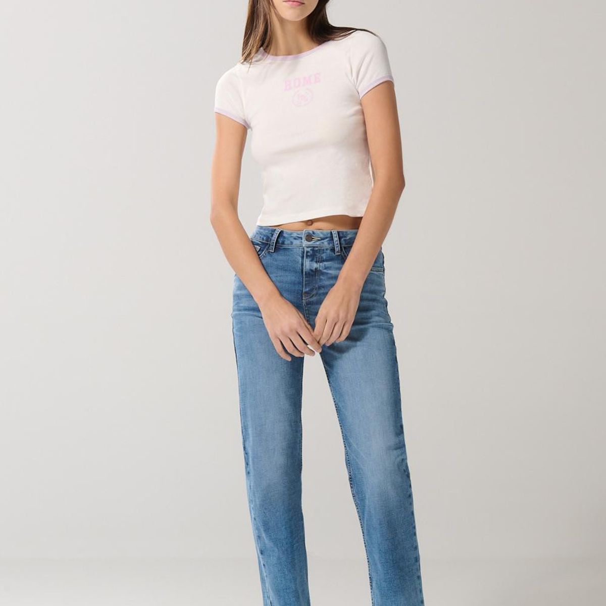 KOAJ - KOAJ Camiseta crema college manga corta con contrastes lila Mujer