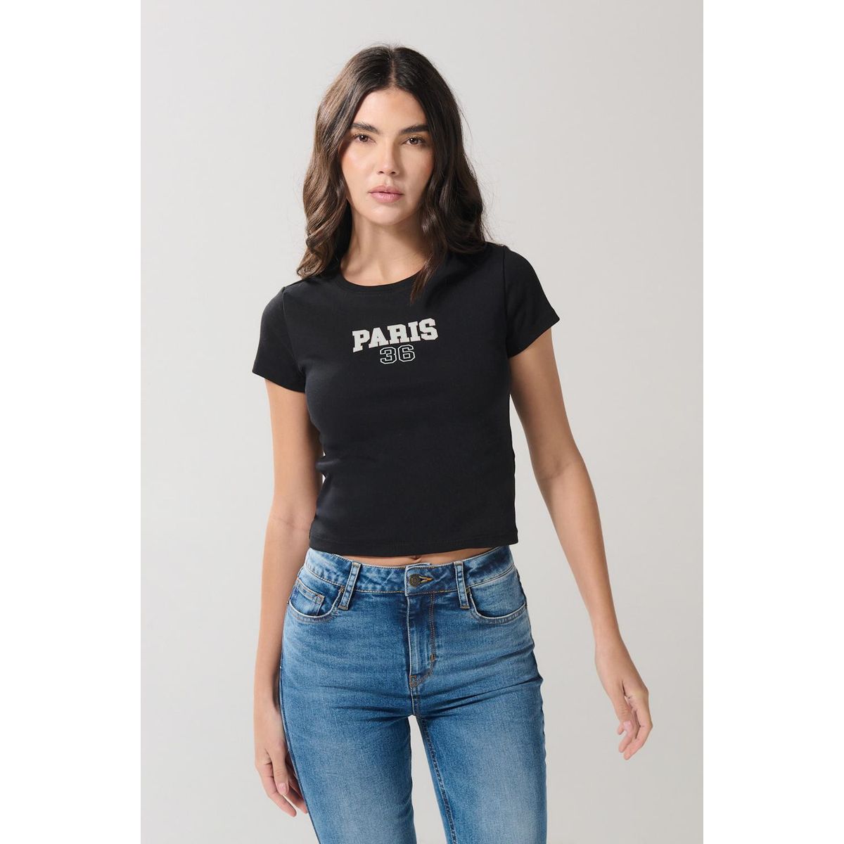KOAJ - KOAJ Camiseta negra cuello redondo con texto college blanco Mujer