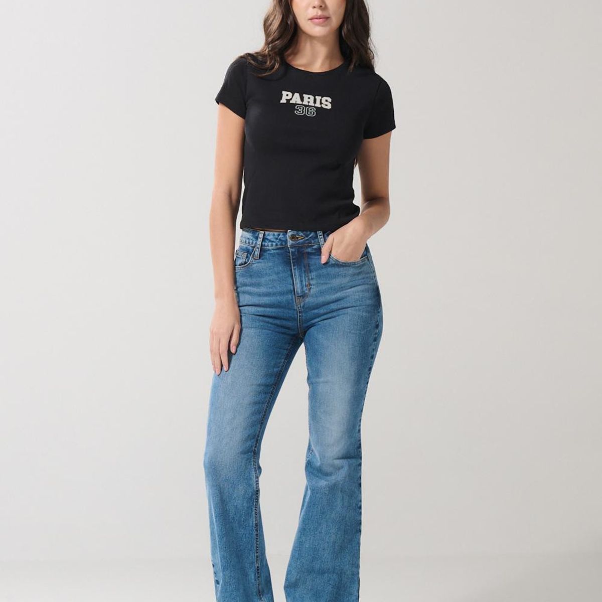 KOAJ - KOAJ Camiseta negra cuello redondo con texto college blanco Mujer