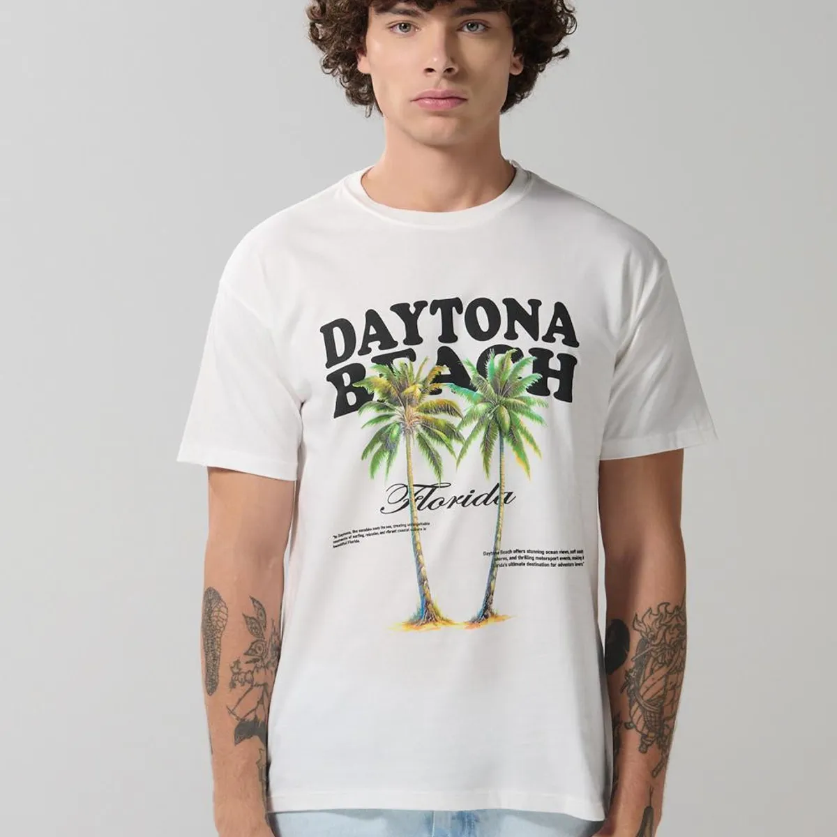 KOAJ - KOAJ Camiseta crema clara manga corta con arte de playa Hombre