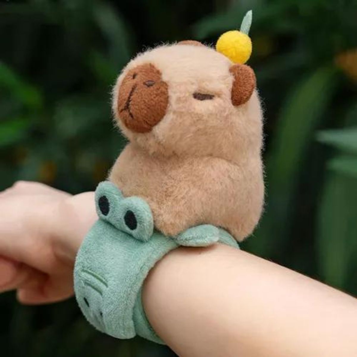 GENERAL - Capibara sobre manilla de cocodrilo