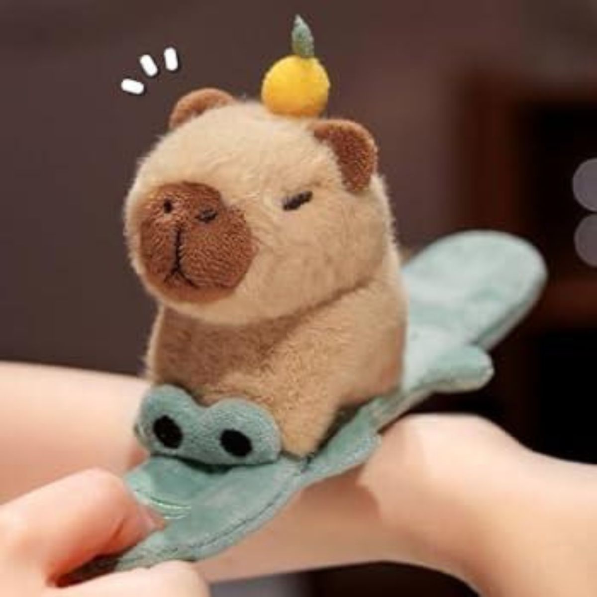 GENERAL - Capibara sobre manilla de cocodrilo