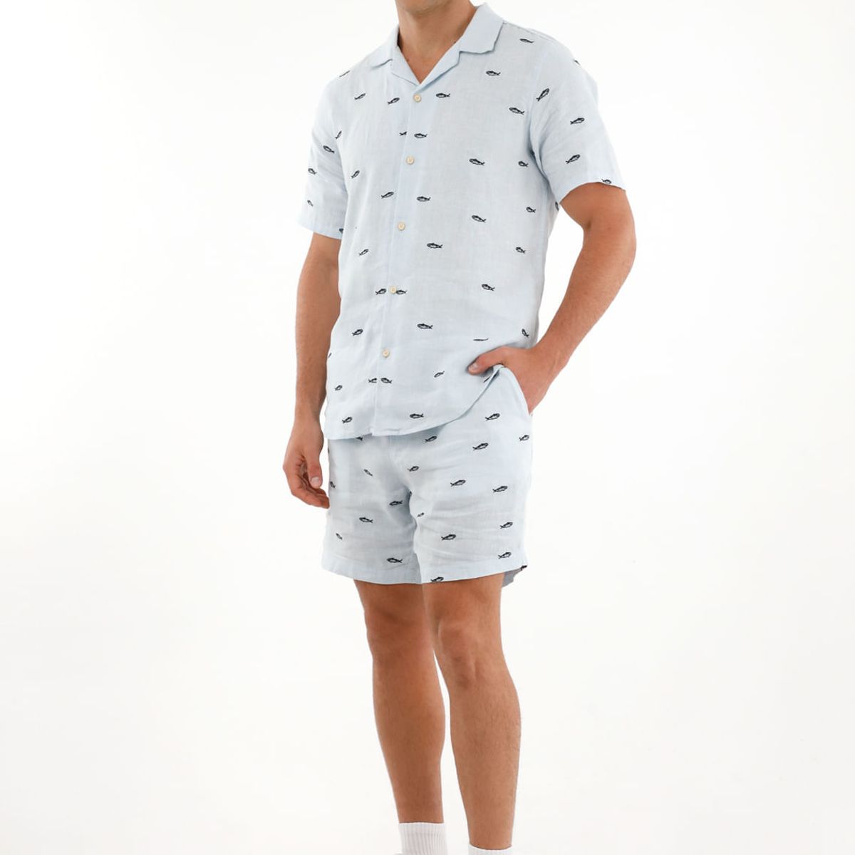 TENNIS - Camisa azul con bordado de peces para hombre