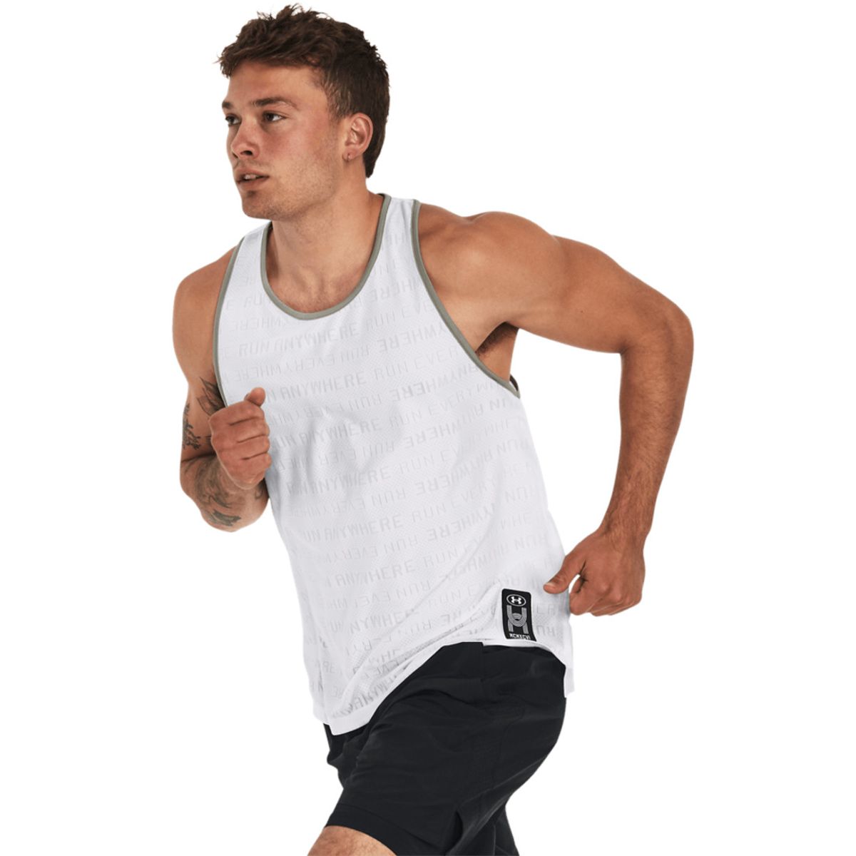 UNDER ARMOUR - Camiseta Hombre UNDER ARMOUR RUN EVERYWHERE SINGL Blanco UNDER ARMOUR.