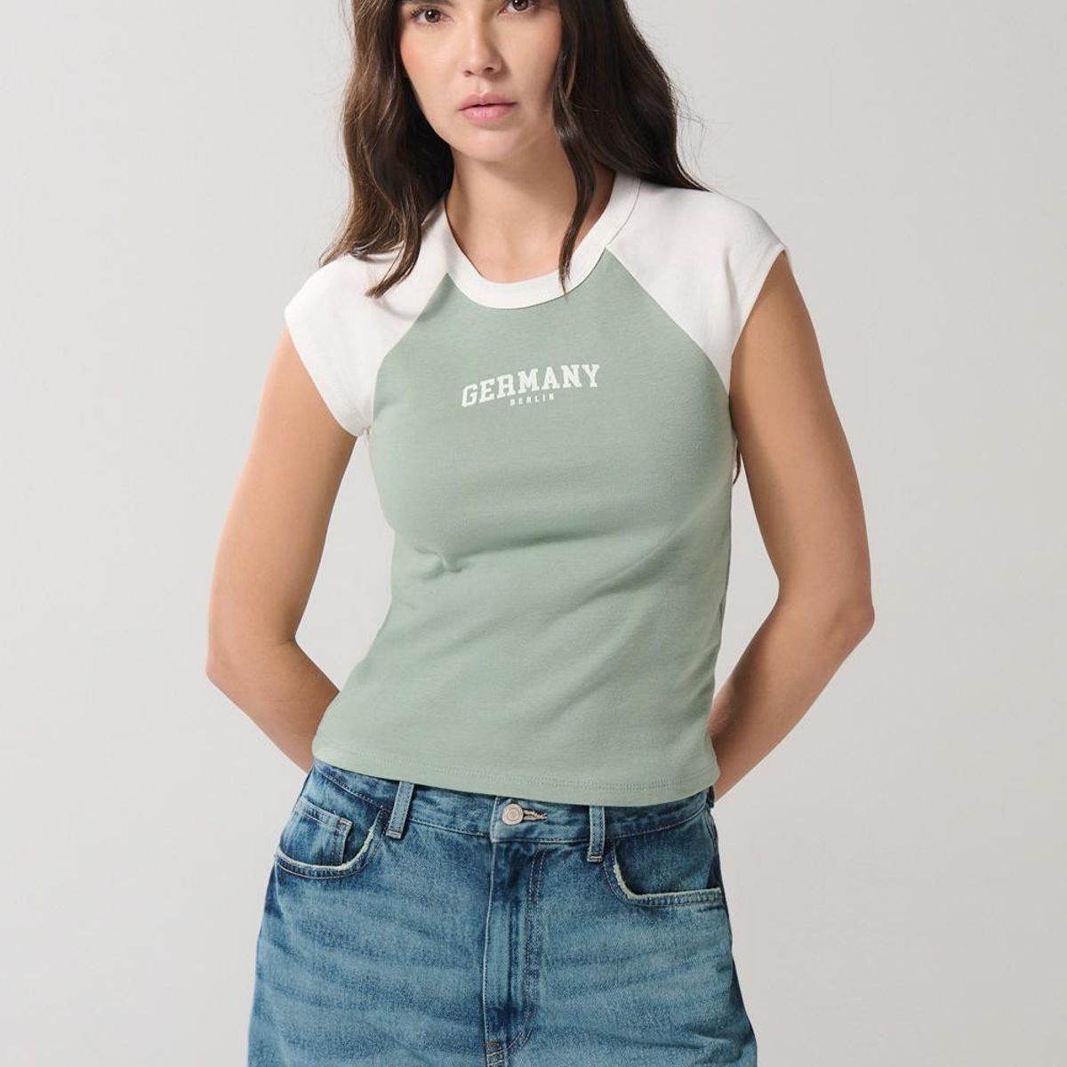 KOAJ - KOAJ Camiseta crop top en rib verde con estampado college Mujer