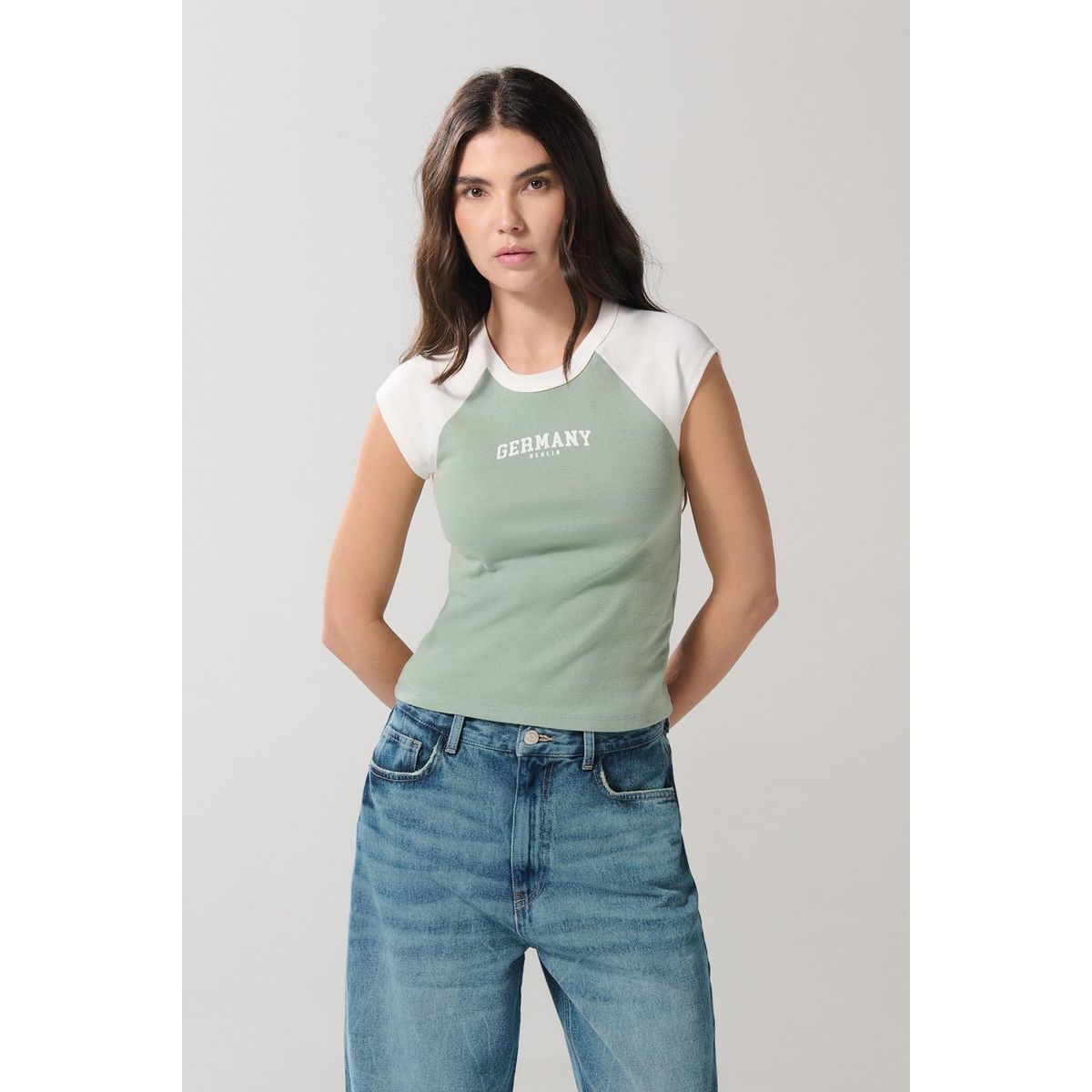 KOAJ - KOAJ Camiseta crop top en rib verde con estampado college Mujer