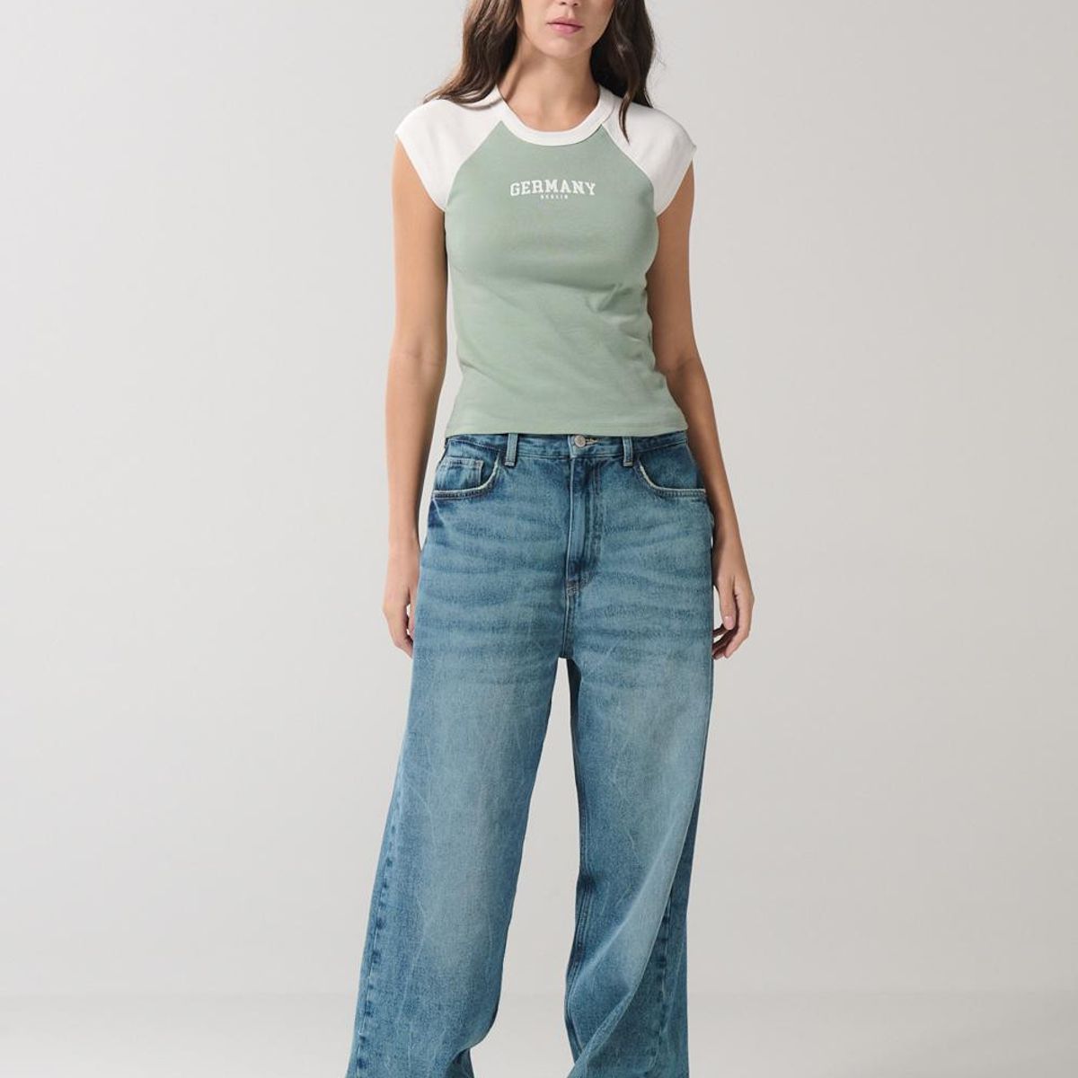 KOAJ - KOAJ Camiseta crop top en rib verde con estampado college Mujer