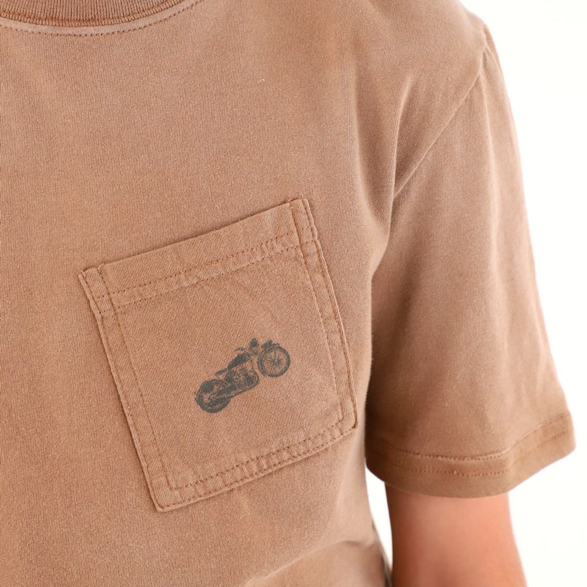 TENNIS - Camiseta café con bolsillo y estampado de moto para niño