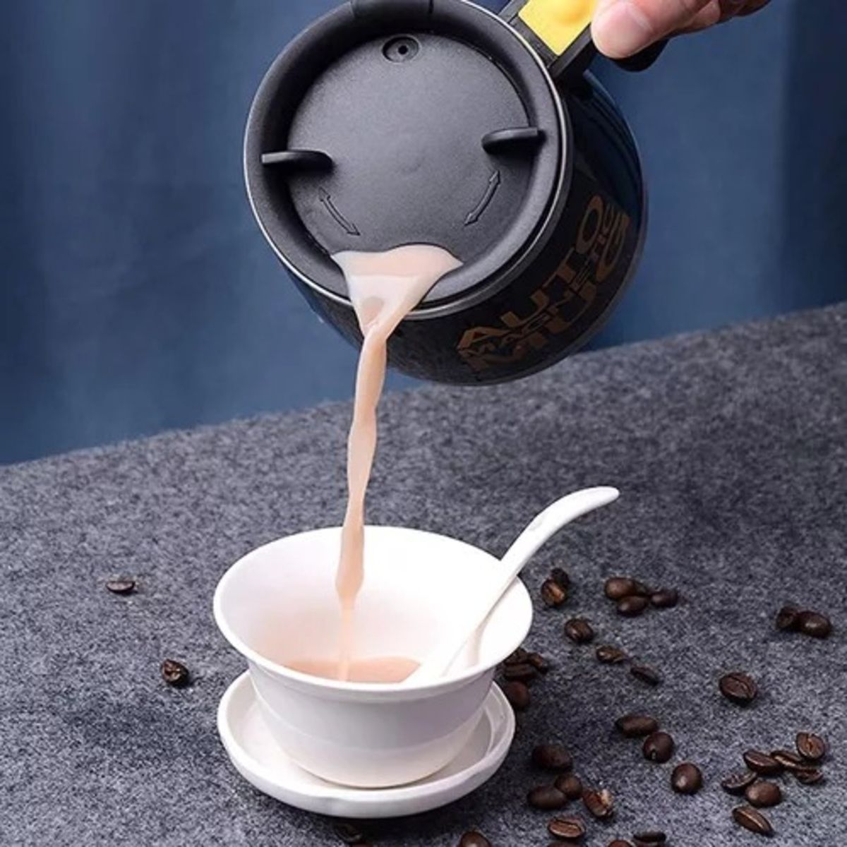 INFANTILES CAJUROMIX - Taza Portátil Negro Con Mezclador Eléctrico