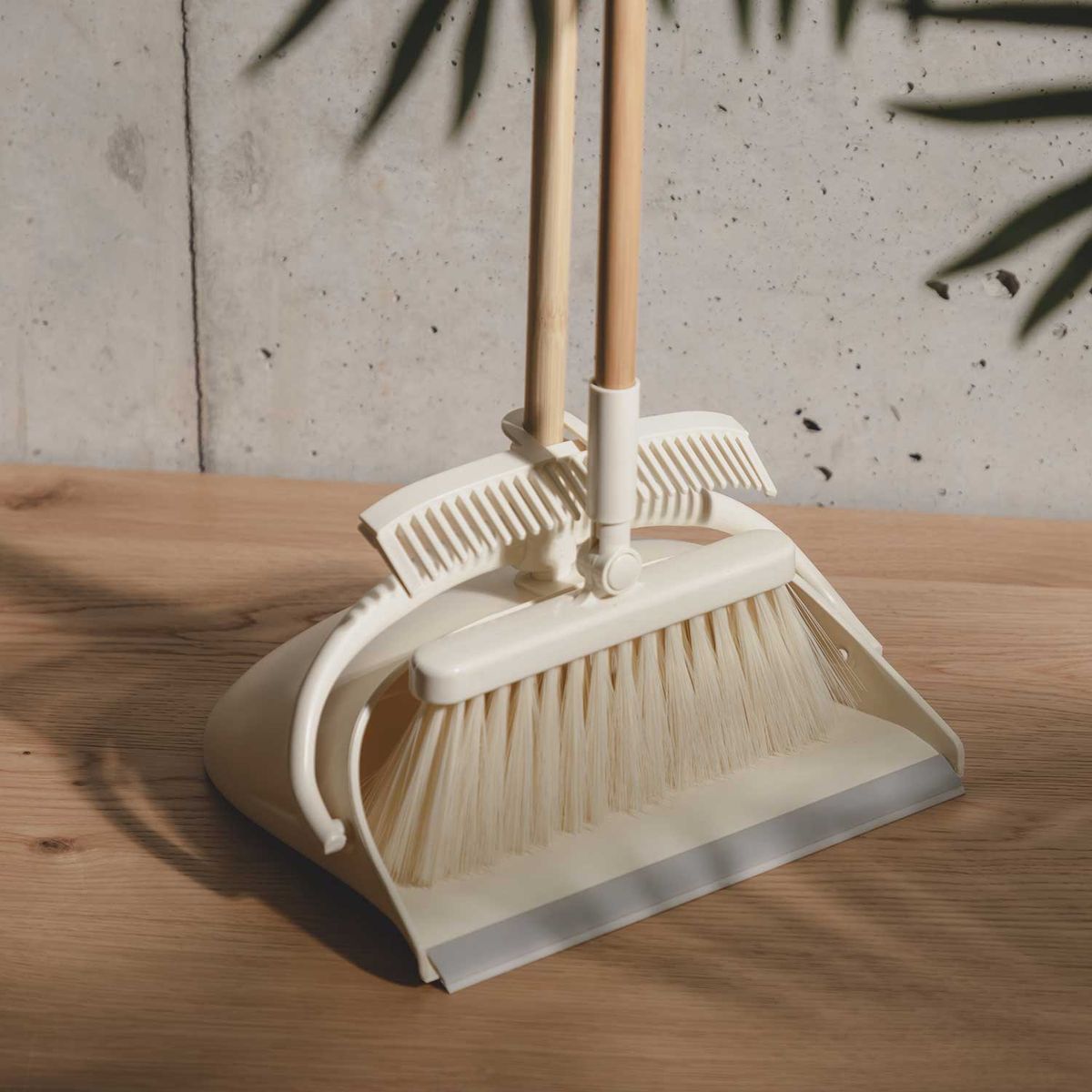 AMBIENTE GOURMET - Set mini escoba y recogedor mango en bambu Ambiente Gourmet