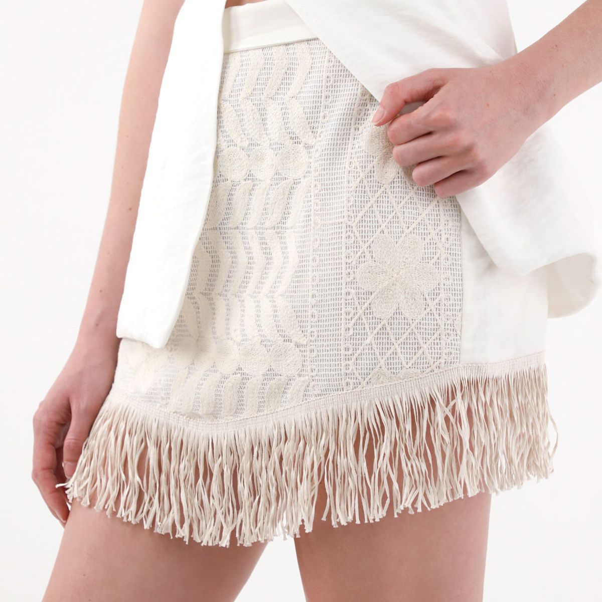 TENNIS - Falda corta con fleco y bordados crudo para mujer