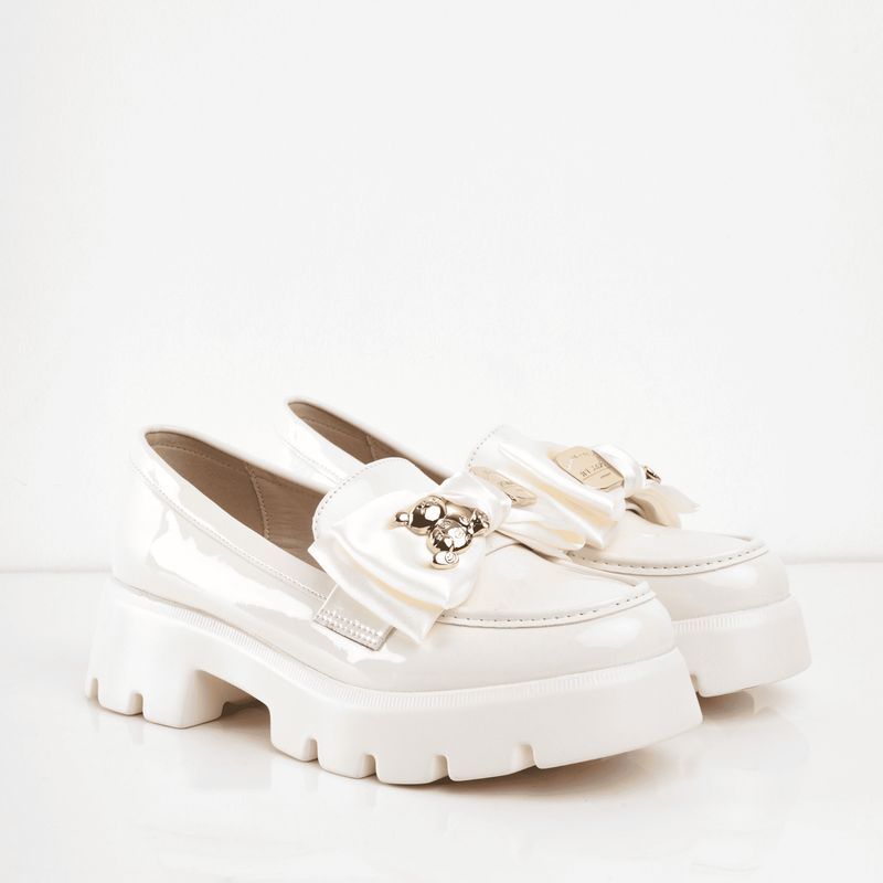 CALZADO ADRENALINA - Mocasines de charol crema con moño samary