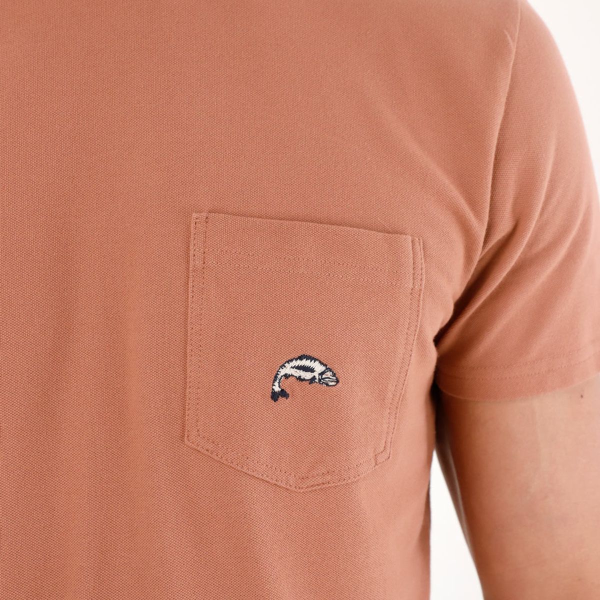 TENNIS - Camiseta con bolsillo delantero café para hombre