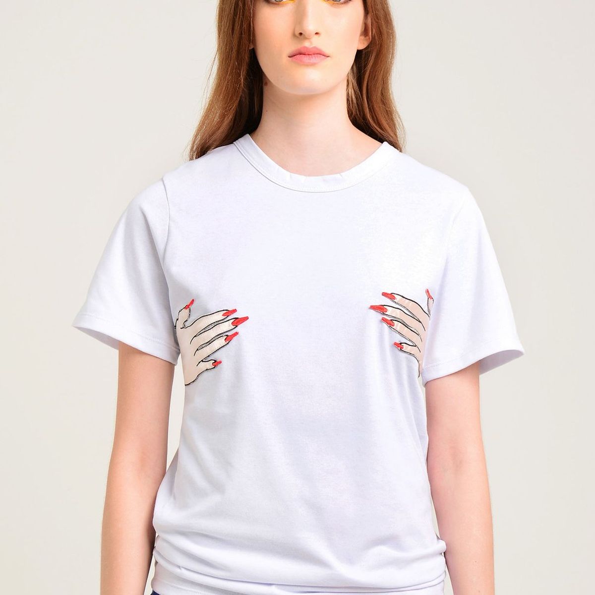 PINEAPPLES DON'T HAVE SLEEVES - Camiseta Blanca Con Bordado de Manos Pineapples