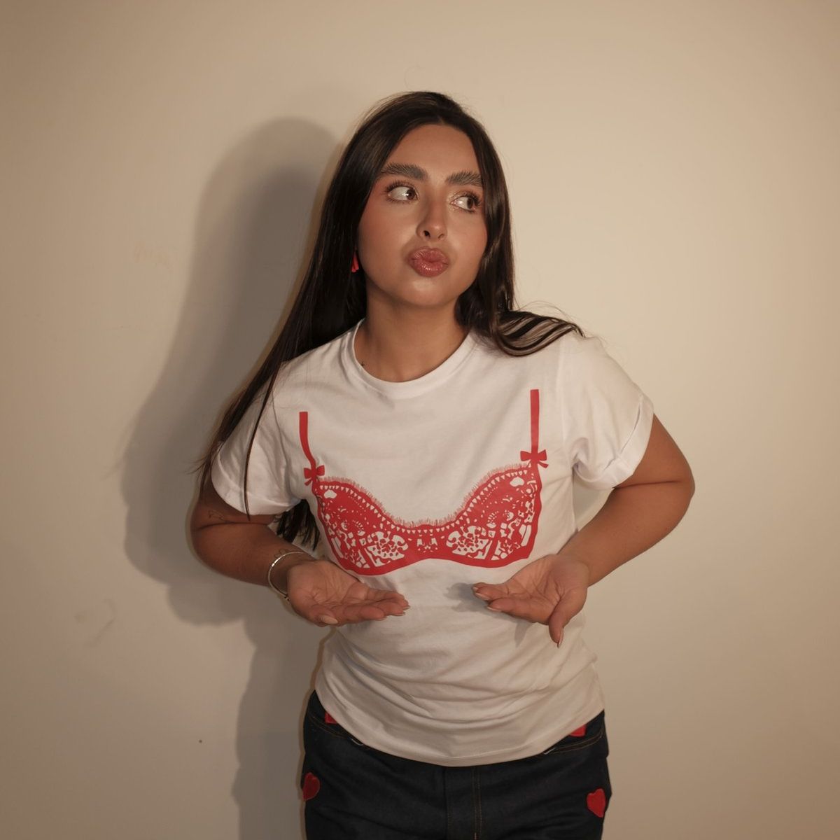 PINEAPPLES DON'T HAVE SLEEVES - Camiseta Blanca Con Bra Rojo Pineapples