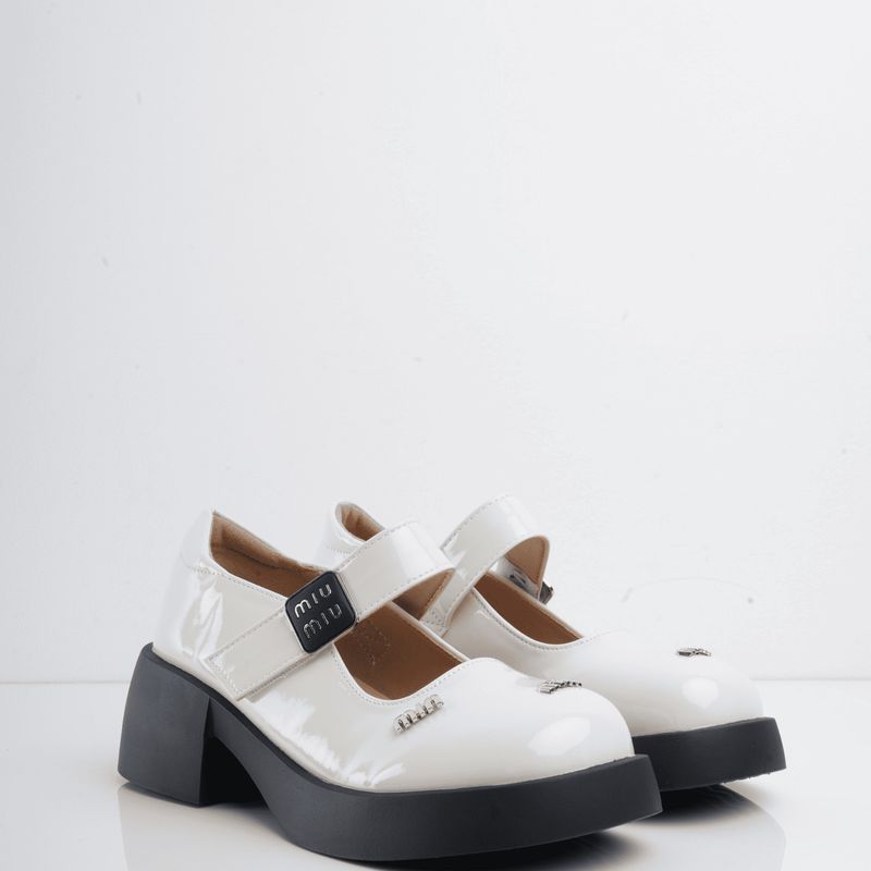 CALZADO ADRENALINA - Mocasines blancos en charol de correa y apliques plata katerine