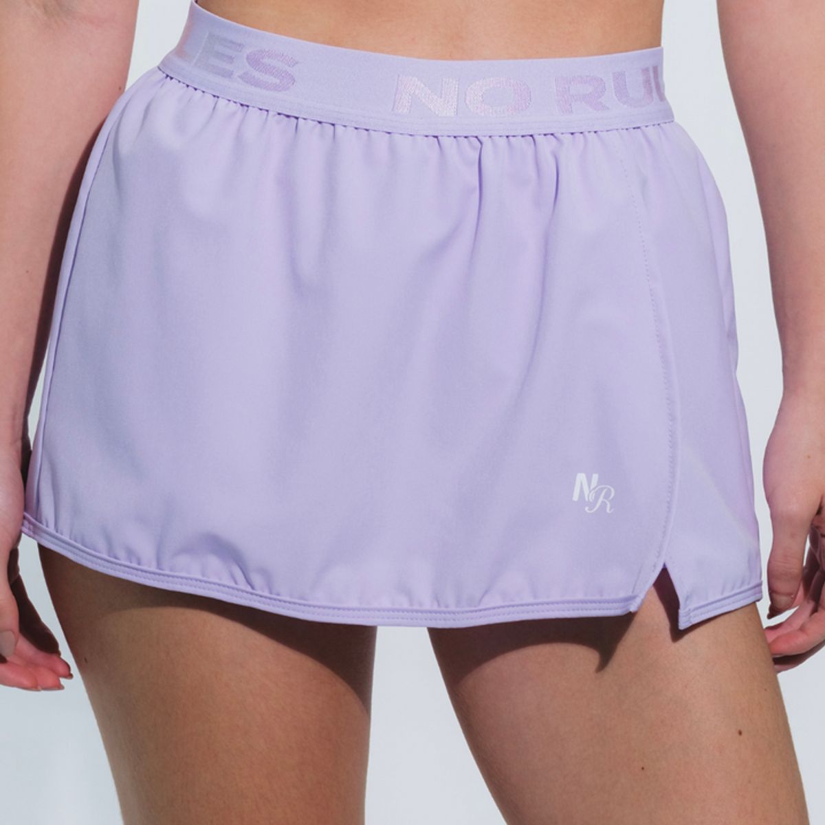 NO RULES - FALDA SHORT DEPORTIVA RALLY LILA.