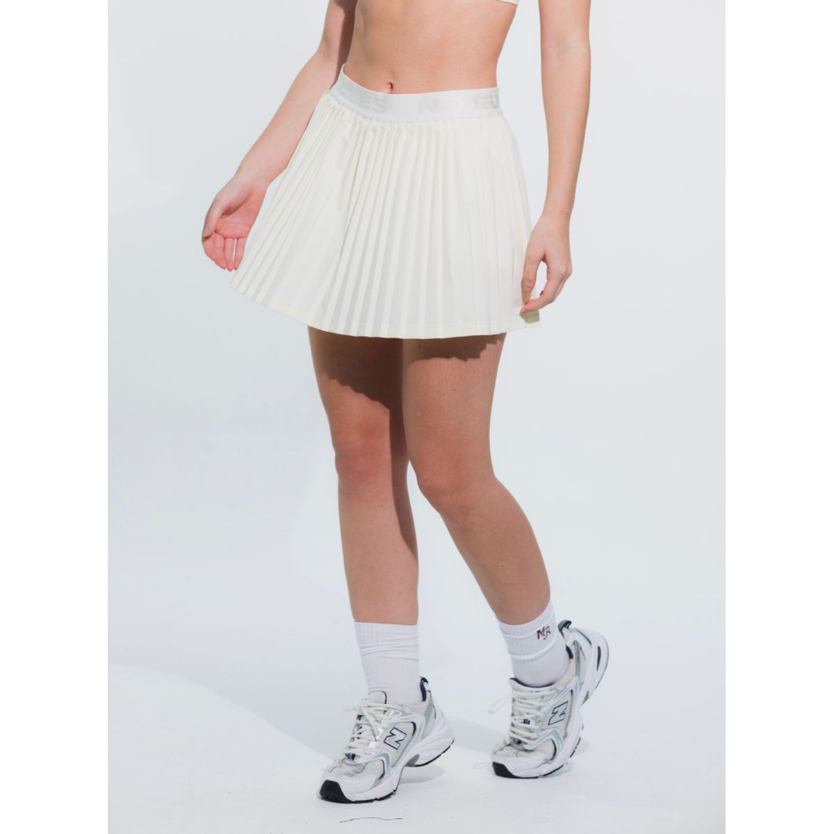 NO RULES - FALDA SHORT DEPORTIVA PLEAT MARFIL.