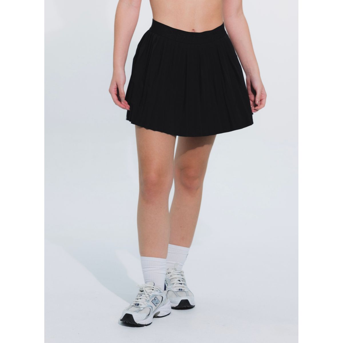 NO RULES - FALDA SHORT DEPORTIVA PLEAT NEGRO.
