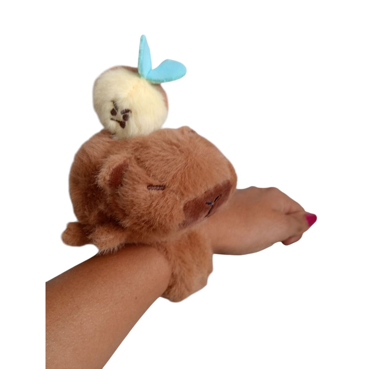 GENERICO - Manilla Peluche Capibara Vibra Al Jalar La Abejita