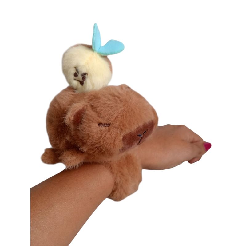 GENERICO - Manilla Peluche Capibara Vibra Al Jalar La Abejita