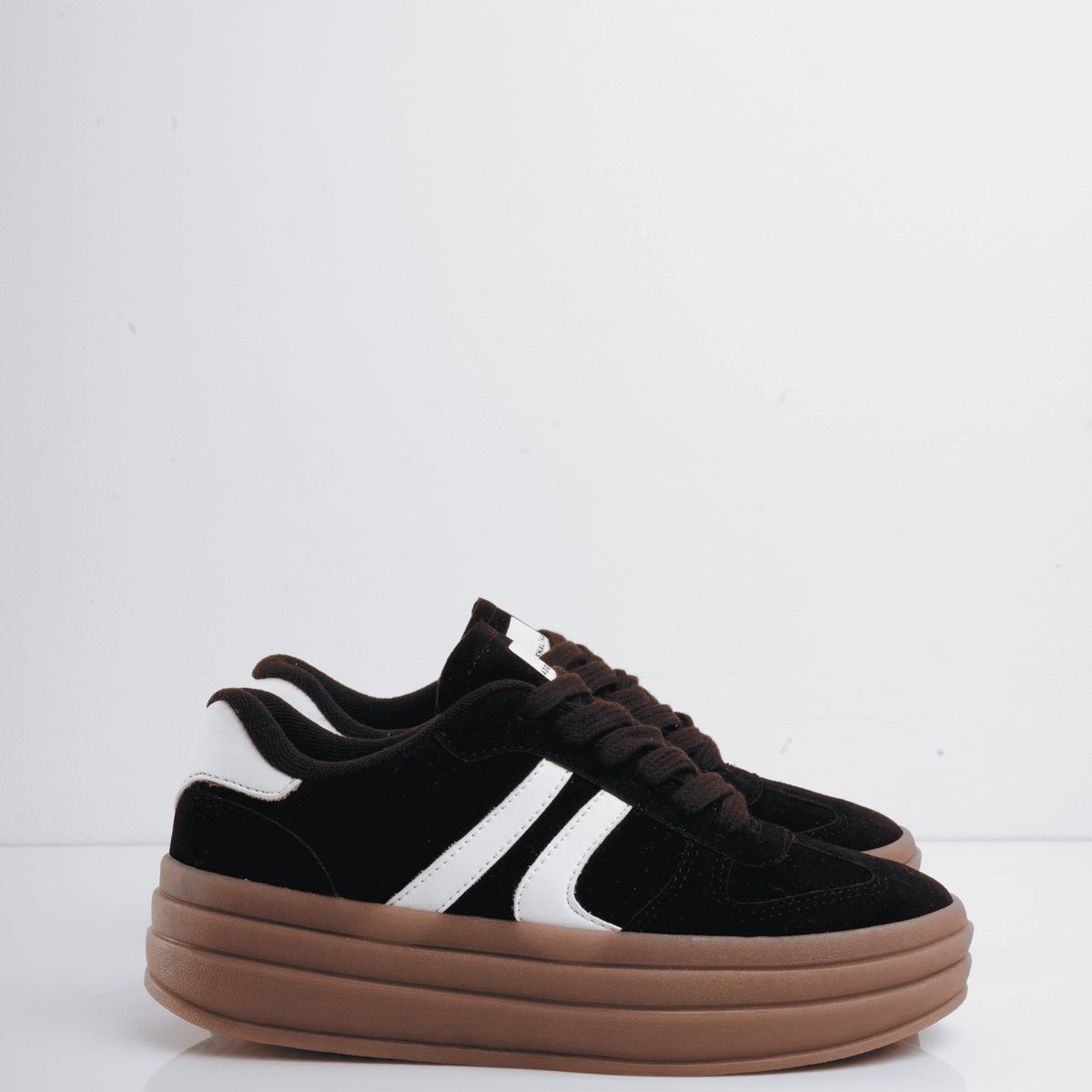 CALZADO ADRENALINA - Tenis negros con líneas blancas y cordones nahomi