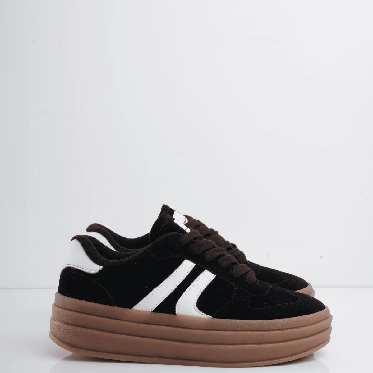 CALZADO ADRENALINA - Tenis negros con líneas blancas y cordones nahomi