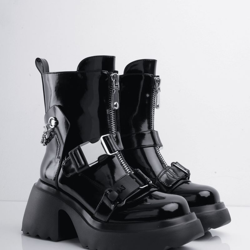 CALZADO ADRENALINA - Bota negra de charol con correas y cadena plata person