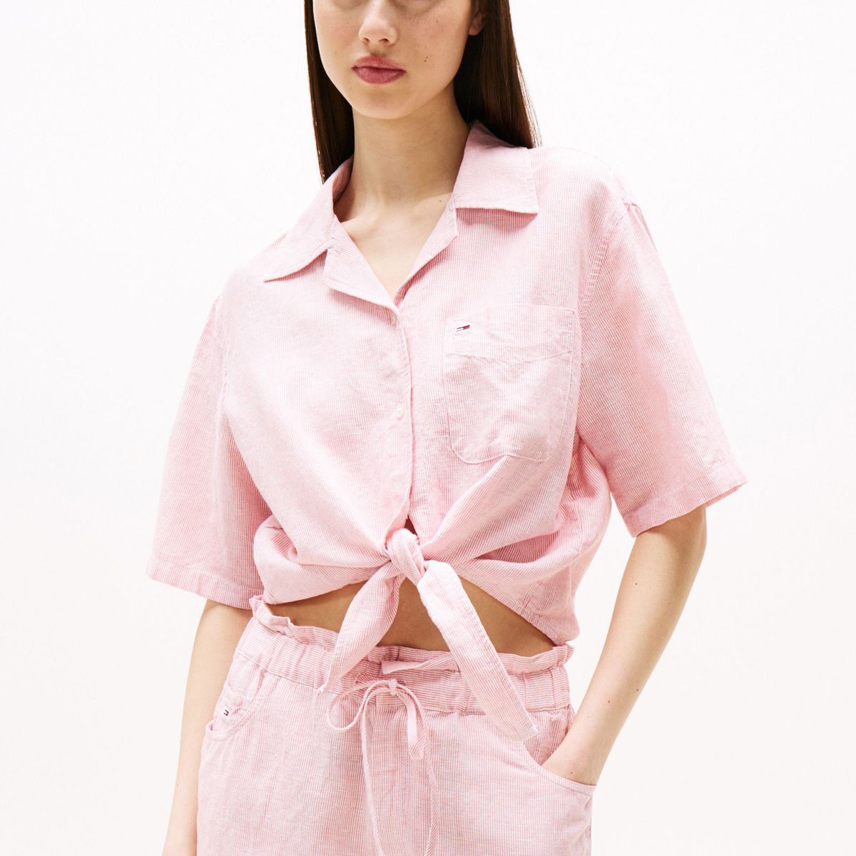 TOMMY HILFIGER - Camisa rosada cropped de manga corta y corte amplio Tommy Jeans