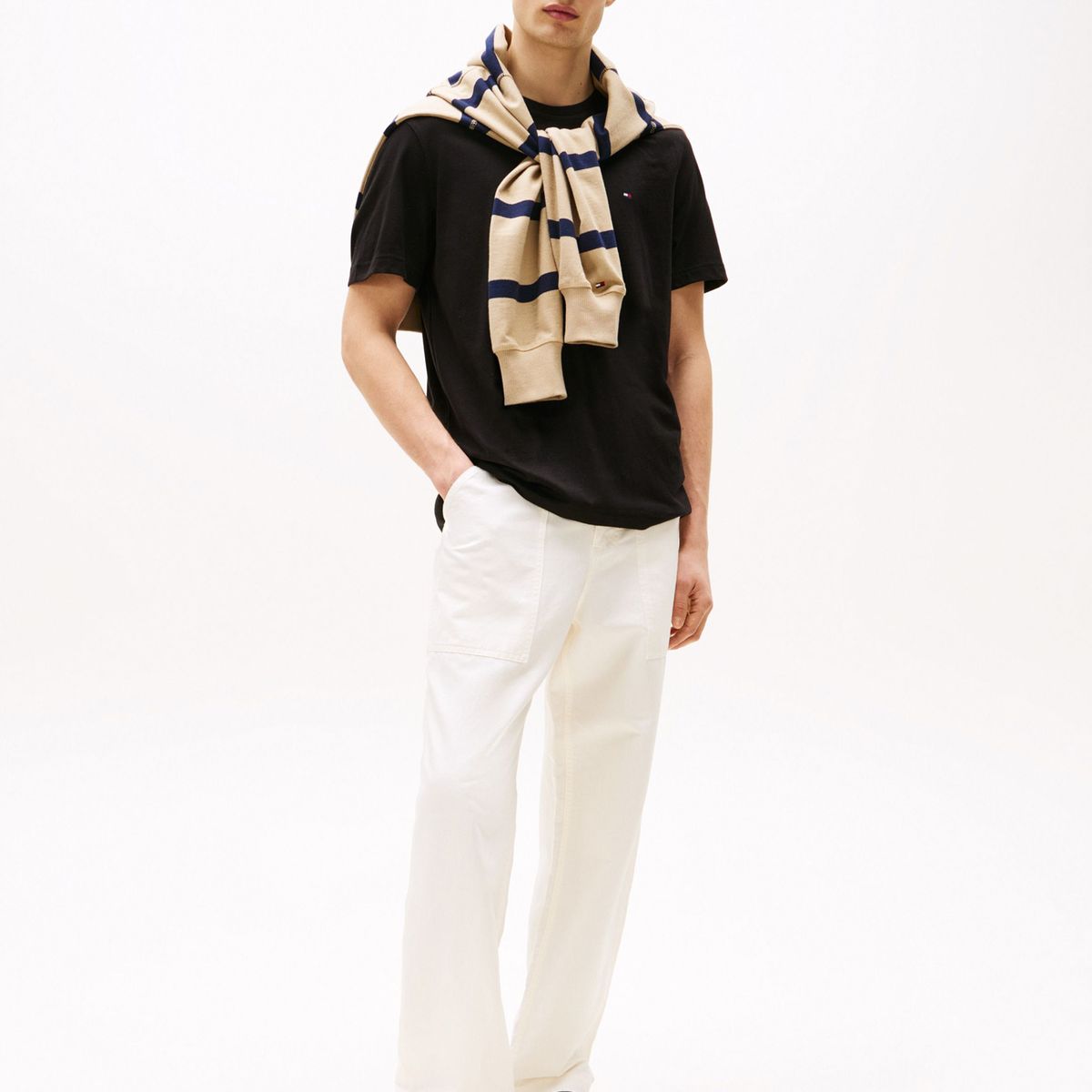 TOMMY HILFIGER - Camiseta negra essential de corte regular para hombre