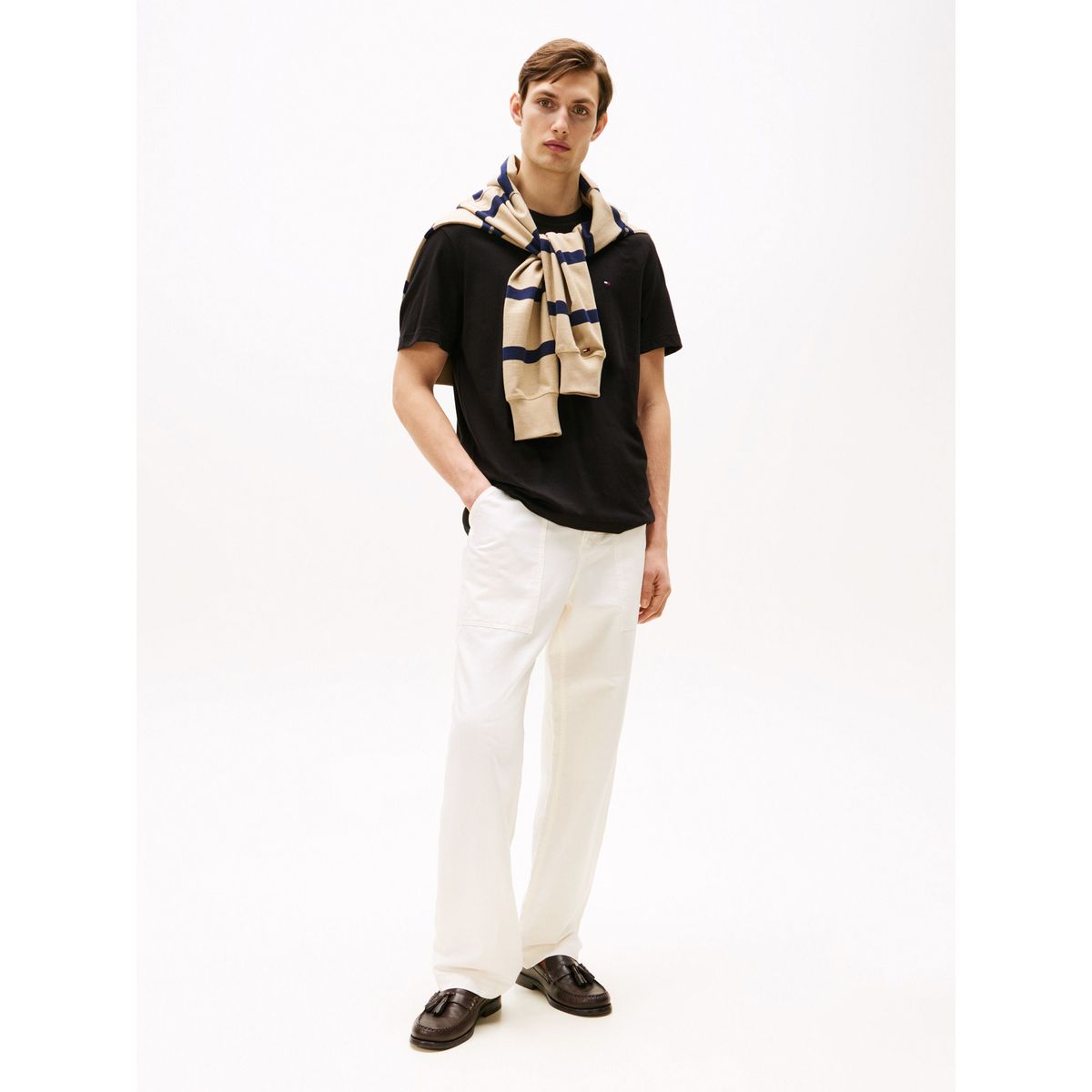 TOMMY HILFIGER - Camiseta negra essential de corte regular para hombre