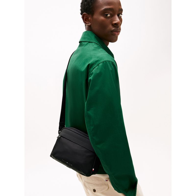 TOMMY HILFIGER - Bolso negro cruzado con logo metálico Tommy Hilfiger