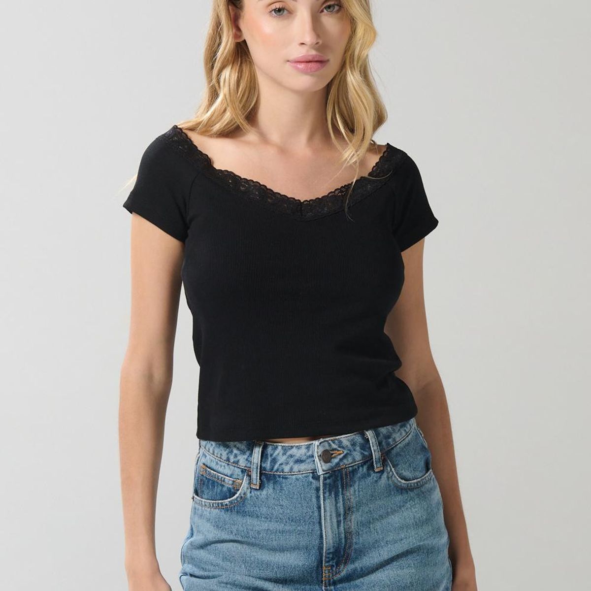 KOAJ - KOAJ Camiseta negra ceñida cuello V con detalle de encaje Mujer