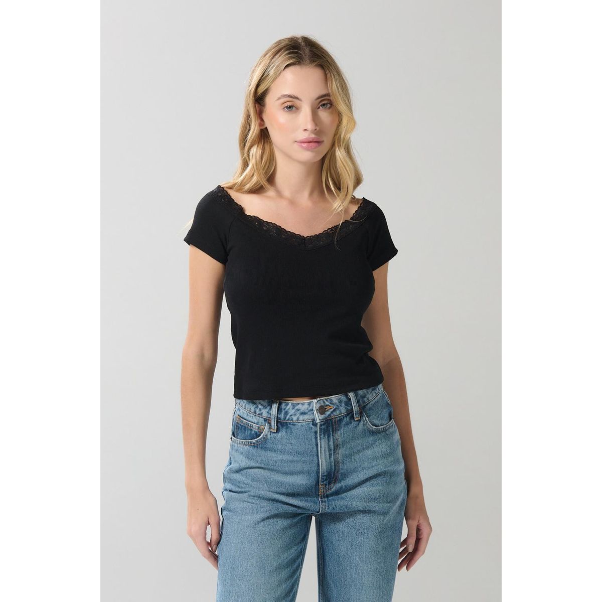 KOAJ - KOAJ Camiseta negra ceñida cuello V con detalle de encaje Mujer