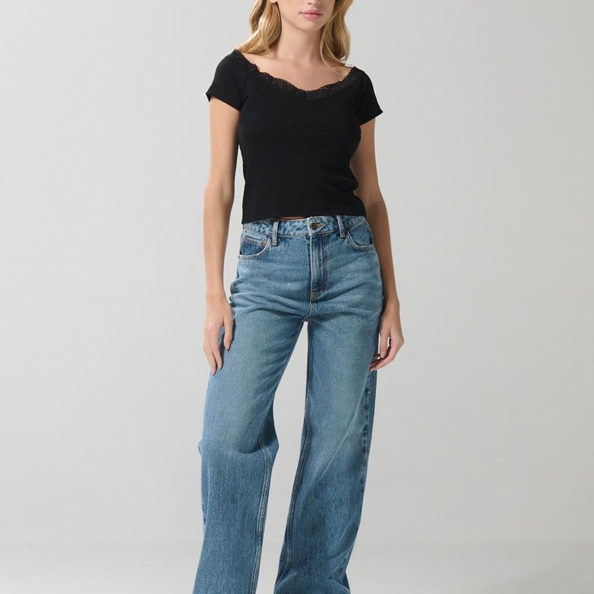 KOAJ - KOAJ Camiseta negra ceñida cuello V con detalle de encaje Mujer