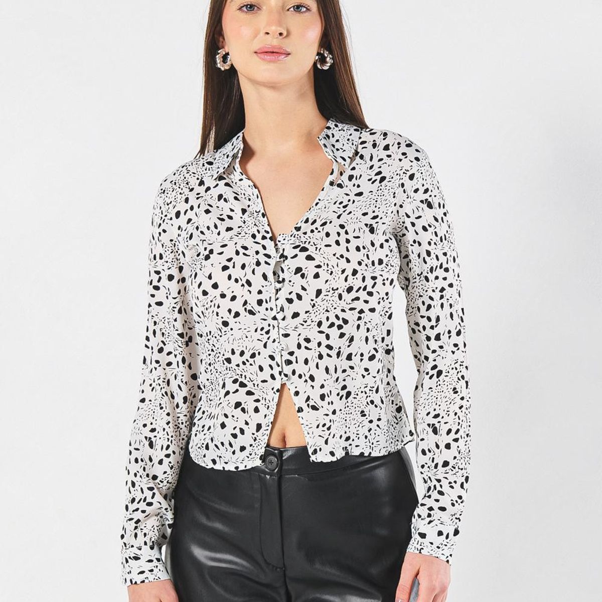 KOAJ - KOAJ Blusa negra en satín con diseños y manga larga Mujer