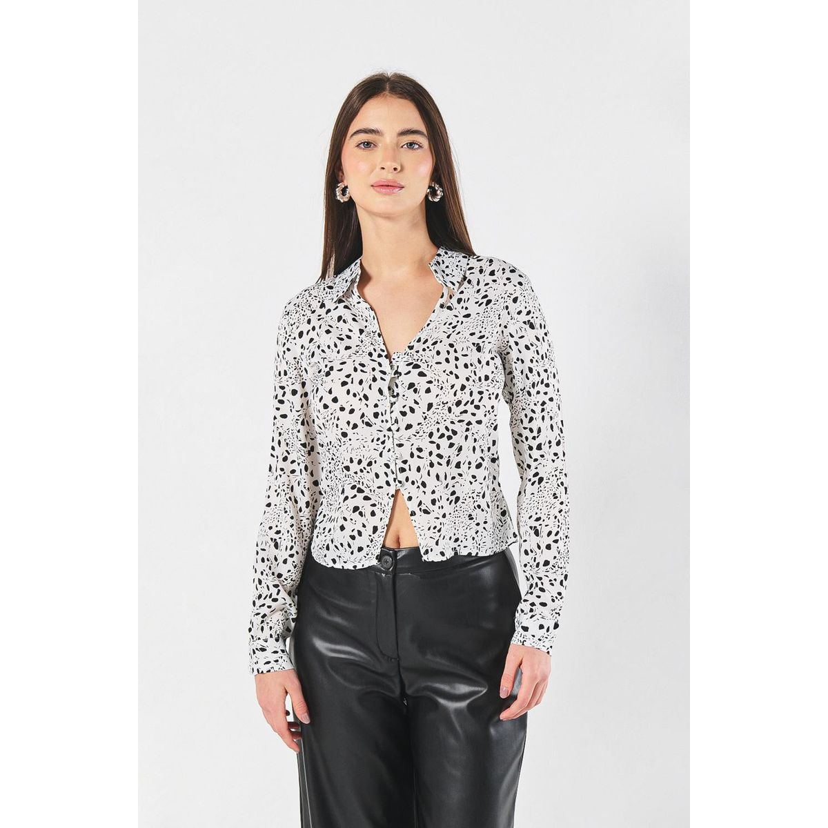 KOAJ - KOAJ Blusa negra en satín con diseños y manga larga Mujer