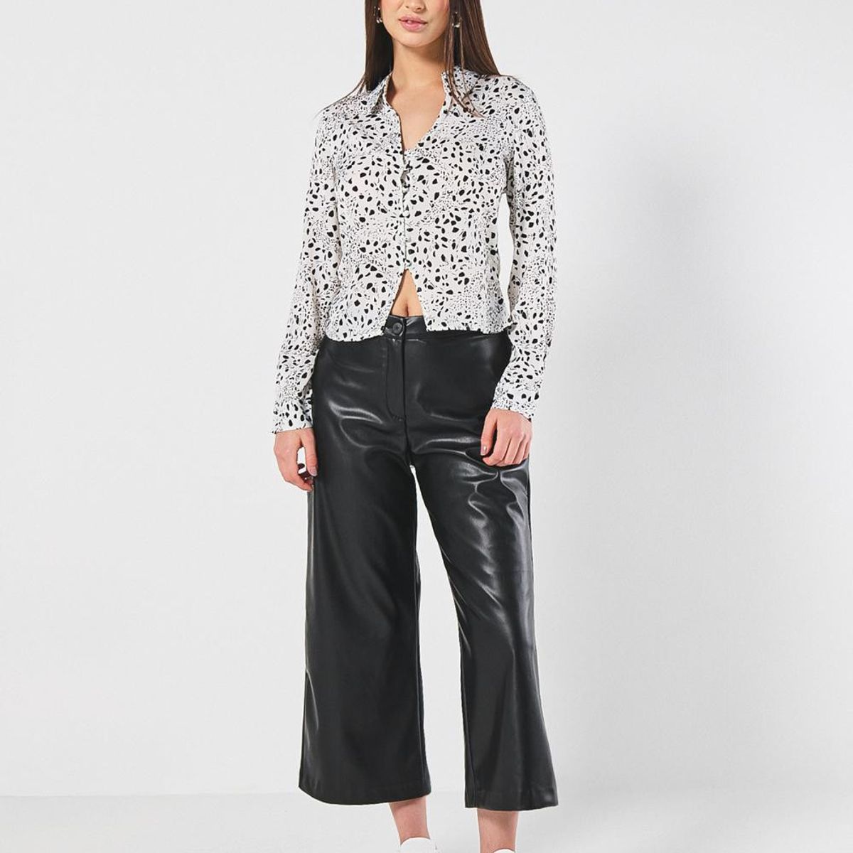 KOAJ - KOAJ Blusa negra en satín con diseños y manga larga Mujer