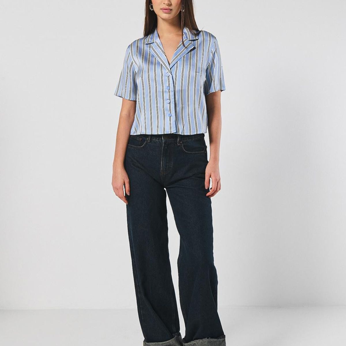 KOAJ - KOAJ Blusa en satín manga corta unicolor con diseños estampa Mujer