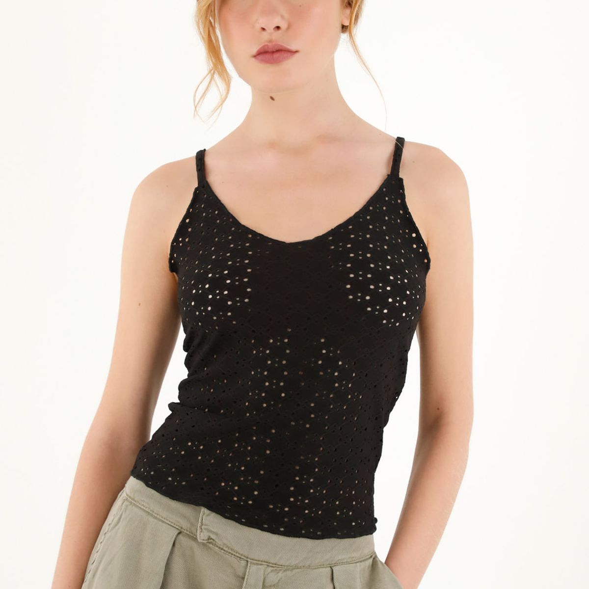 TOPMARK - Camiseta negra en tela ojalillo para mujer