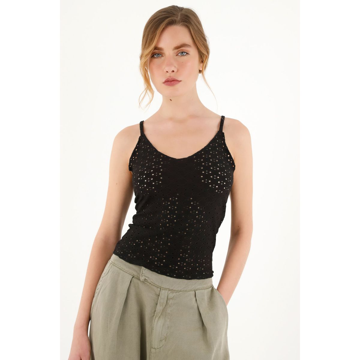 TOPMARK - Camiseta negra en tela ojalillo para mujer