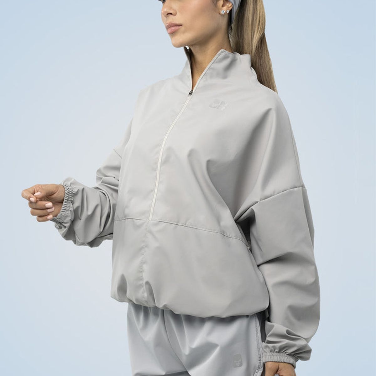 NO RULES - CHAQUETA CORTAVIENTOS GRIS.