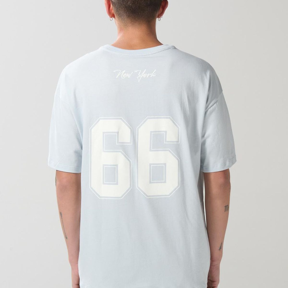 KOAJ - KOAJ Camiseta oversize azul manga corta con diseños college Hombre