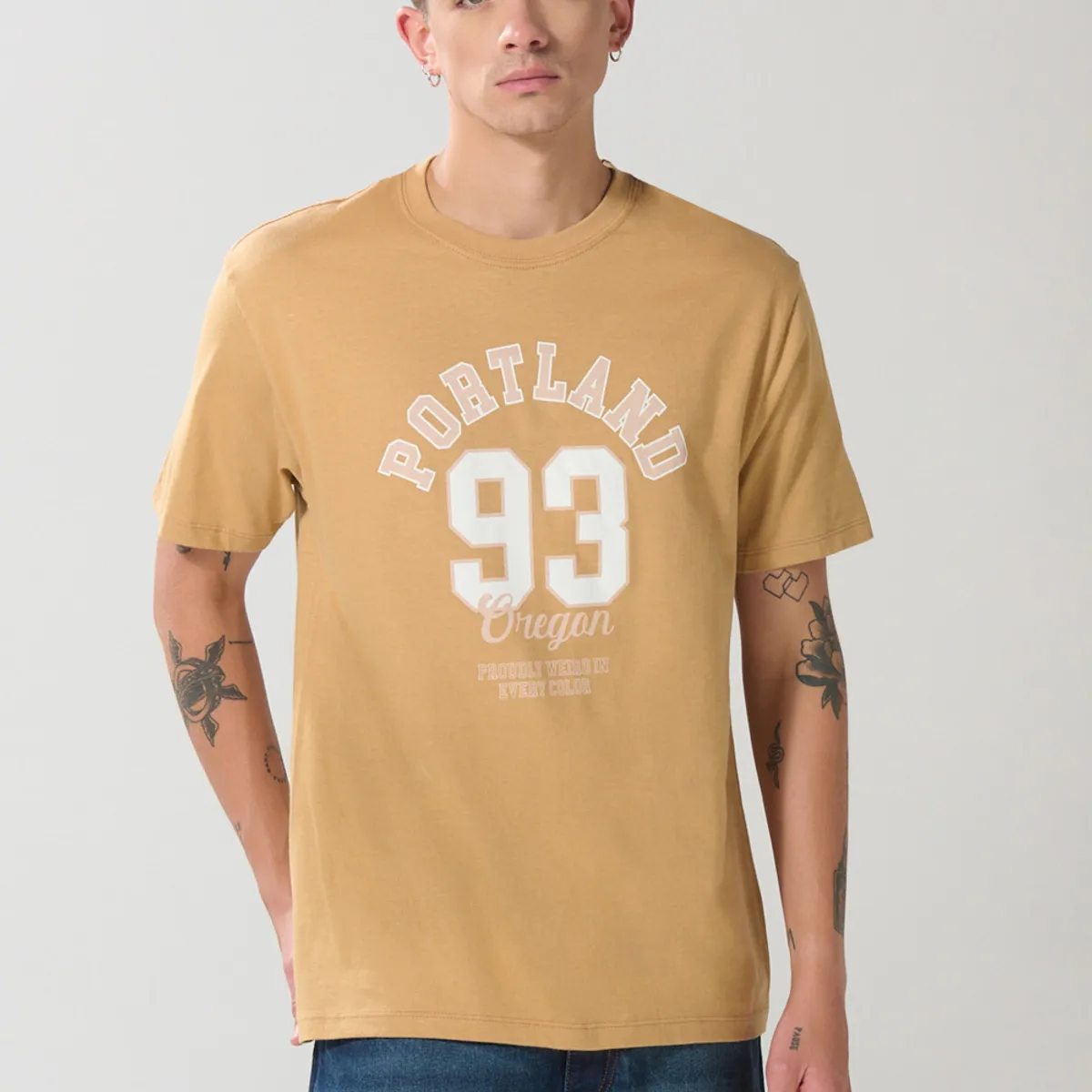 KOAJ - KOAJ Camiseta café clara cuello redondo con arte college Hombre