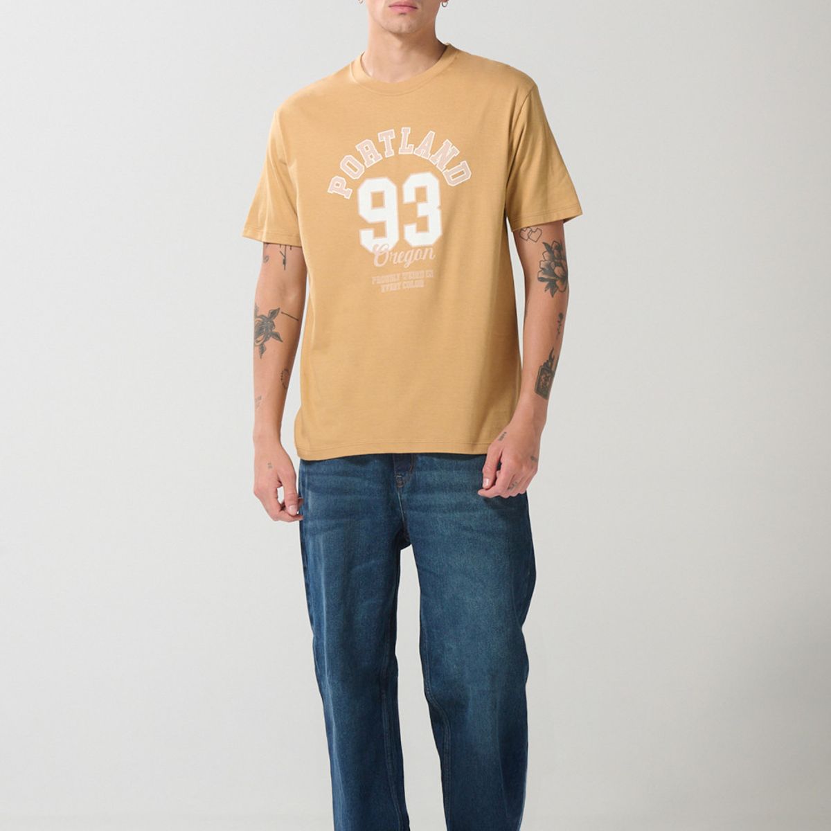 KOAJ - KOAJ Camiseta café clara cuello redondo con arte college Hombre